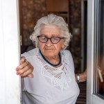 W tych godzinach seniorzy powinni zostać w domu. Upał jest dla nich groźny