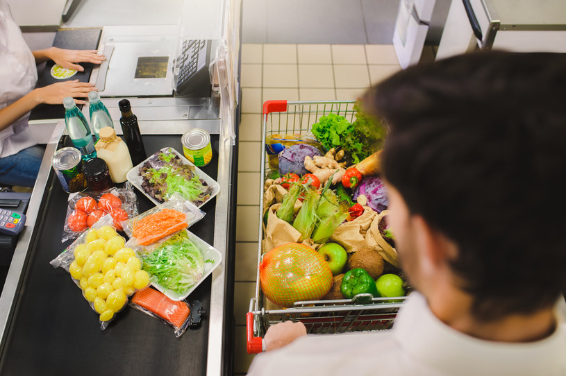 W tygodniu Polacy odwiedzają sklepy convenience, w piątki robią duże zakupy a w soboty - hipermarkety /123RF/PICSEL