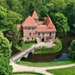 W tym bajkowym zamku można spotkać Białą Damę. Nie każdy wie, gdzie jest