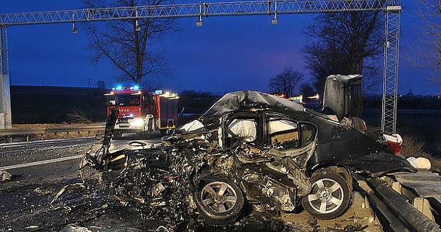 W tym BMW zginęli dwaj mieszkańcy powiatu tarnobrzeskiego w wieku 30 i 25 lat /Policja
