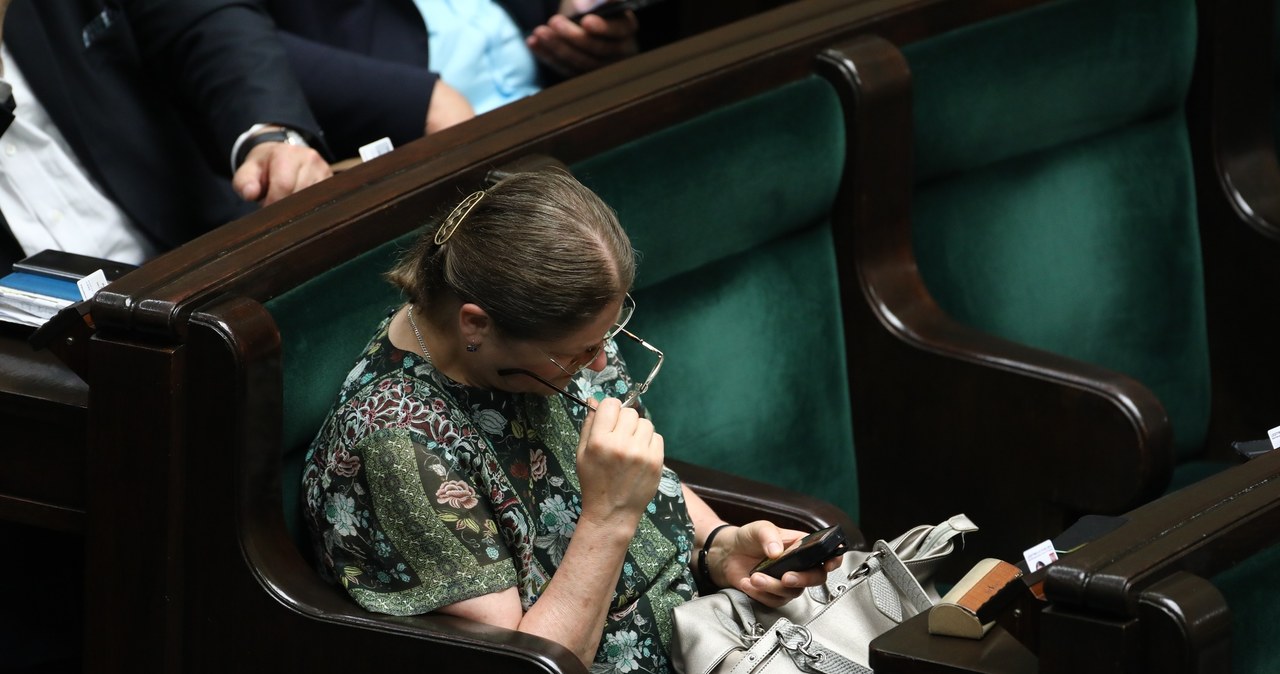 W tym czasie Krystyna Pawłowicz czytała coś w telefonie /Stanisław Kowalczyk /East News