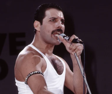 W tym miasteczku wychował się Freddie Mercury. Władze miasta upamiętniły go w wyjątkowy sposób
