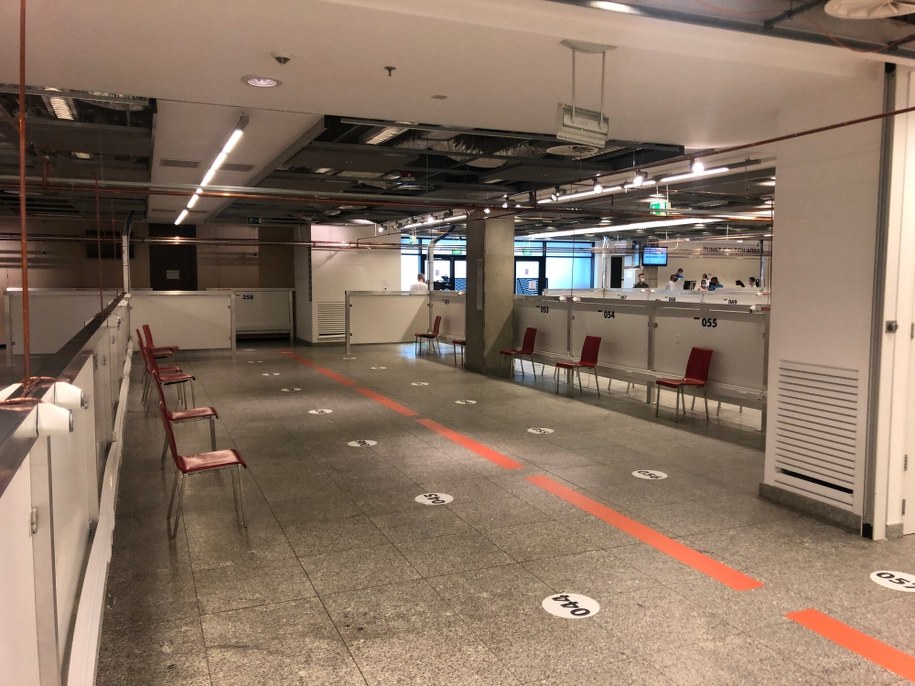 W tym miejscu stały łóżka dla pacjentów zakażonych koronawirusem. Ponad pół tysiąca łóżek czeka teraz w magazynie na PGE Narodowym /Michał Dobrołowicz /RMF FM