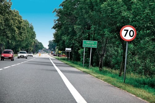 W tym przypadku 70 km/h obowiązuje tylko do miejsca ustawienia znaku „obszar zabudowany” (biała tablica widoczna w tle). /Motor