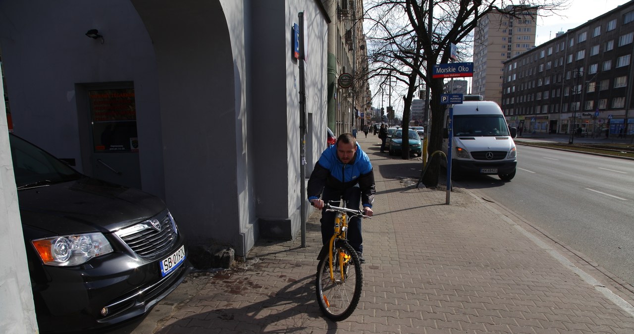 W tym przypadku kierowca nie widzi, co dzieje się po bokach przed nim, ponieważ widoczność zasłania mu mur. Łatwo wówczas o potrącenie pieszego czy rowerzysty, który może się pojawić tuż przed maską. W sytuacji przedstawionej na zdjęciu zarówno rowerzysta jak i kierowca nie mają szansę na zauważenie zagrożenia. Winny kolizji będzie jednak kierowca. /Motor