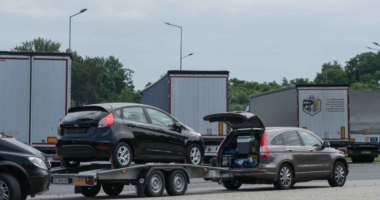 W tym przypadku kierowca prawdopodobnie zmieścił się w limicie DMC dla przyczepy ciężkiej - SUV Honda CR-V waży około 1600 kg, Ford Fiesta na lawecie to kolejne około 1100 kg, a sama laweta waży około 600-700 kg. /Tadeusz Koniarz/REPORTER /East News