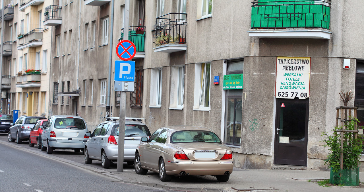 W tym przypadku obowiązuje zakaz parkowanie z wyłączeniem miejsc do tego przeznaczonych. Z tego powodu pojazdy pozostawione tuż za znakiem parking, są ustawione poprawnie. /Motor