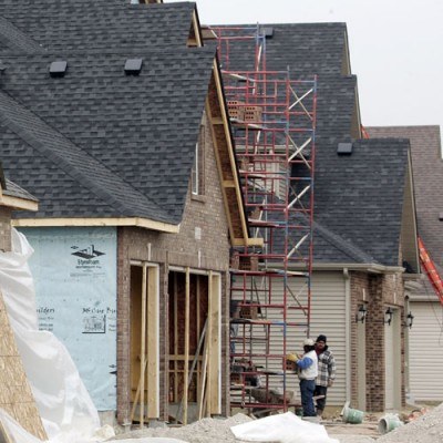 W tym roku koszty budowy domu są nawet o 30 proc. niższe niż dwa lata temu /AFP