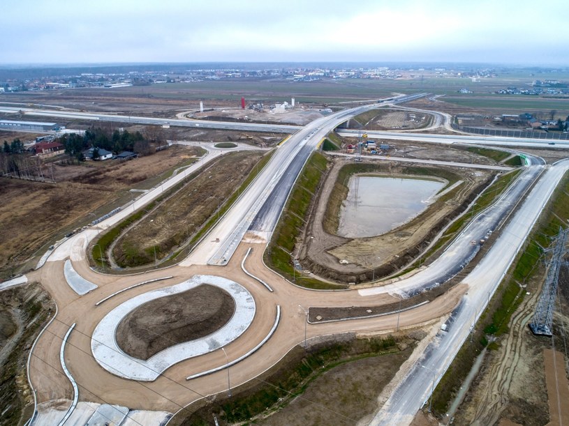 W tym roku ma zakończyć się budowa 100 km autostrad i 100 km dróg ekspresowych /GDDKiA