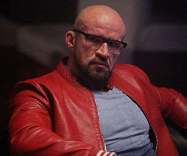 W tym roku na ekranach pojawi się w nowym filmie Vegi "Kobiety mafii", ale Oświeciński chciałby też spróbować swych sił na deskach teatru. 

- Spektakl teatralny byłby dla mnie wyzwaniem, a ja lubię wyzwania. To zupełnie inne aktorstwo! Zresztą jeszcze nie zacząłem grać, a już miałem taki sen: stoję za kulisami, przede mną kurtyna. Słyszę oklaski, wiem, że za chwilę muszę wyjść na scenę i nagle zdaję sobie sprawę, że nie znam tekstu, nawet nie wiem, w czym gram! I budzę się przerażony... - mówił w wywiadzie dla "Super TV".