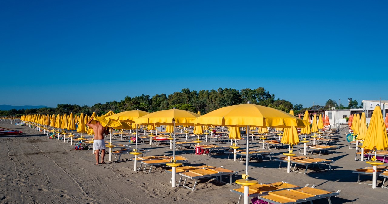 W tym roku na włoskich plażach odpoczywa mniej osób niż zwykle /Davide Pischettola/NurPhoto /AFP