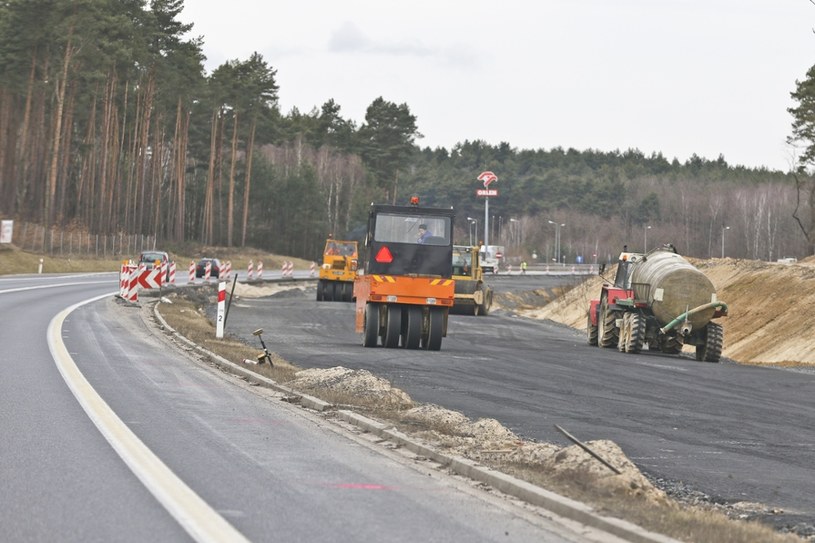 W tym roku niemal 400 km dróg zyska status ekspresowych /Piotr Jędzura /Reporter