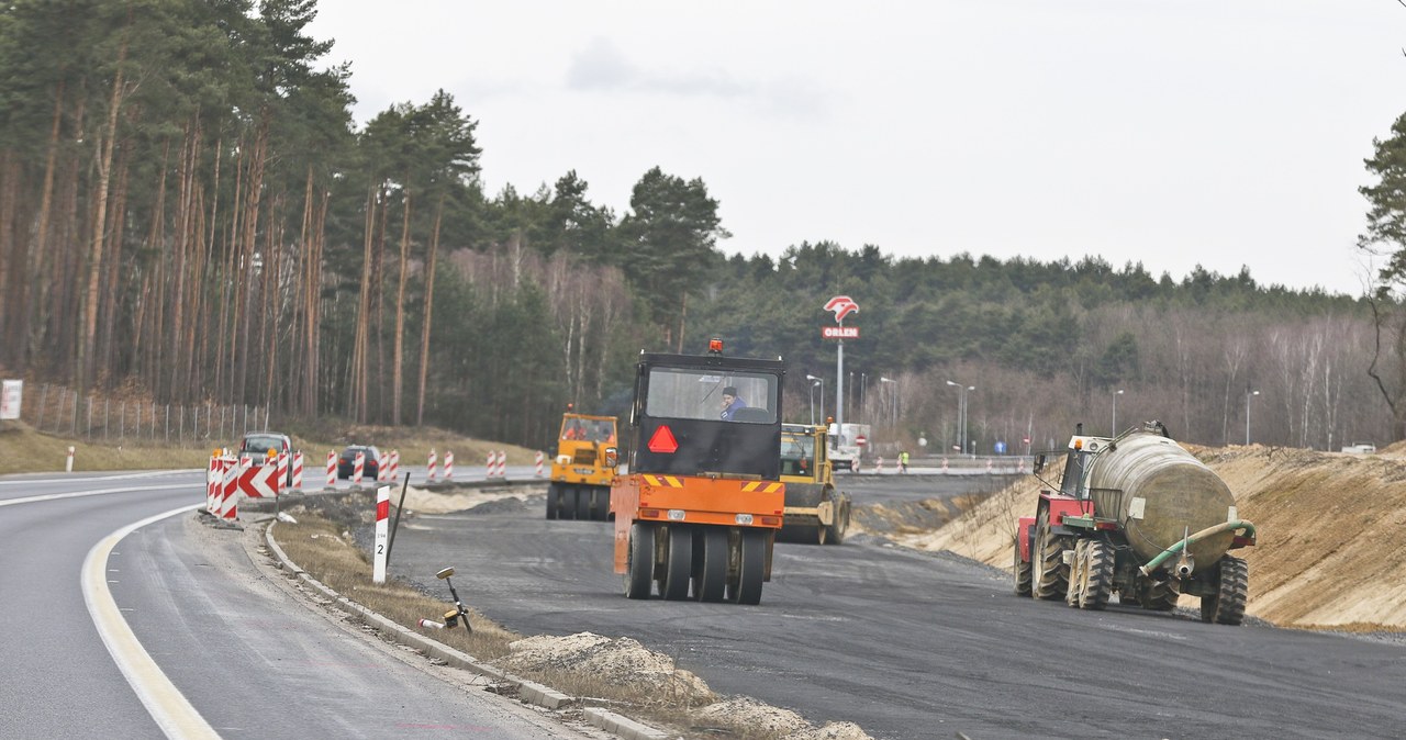 W tym roku niemal 400 km dróg zyska status ekspresowych /Piotr Jędzura /Reporter