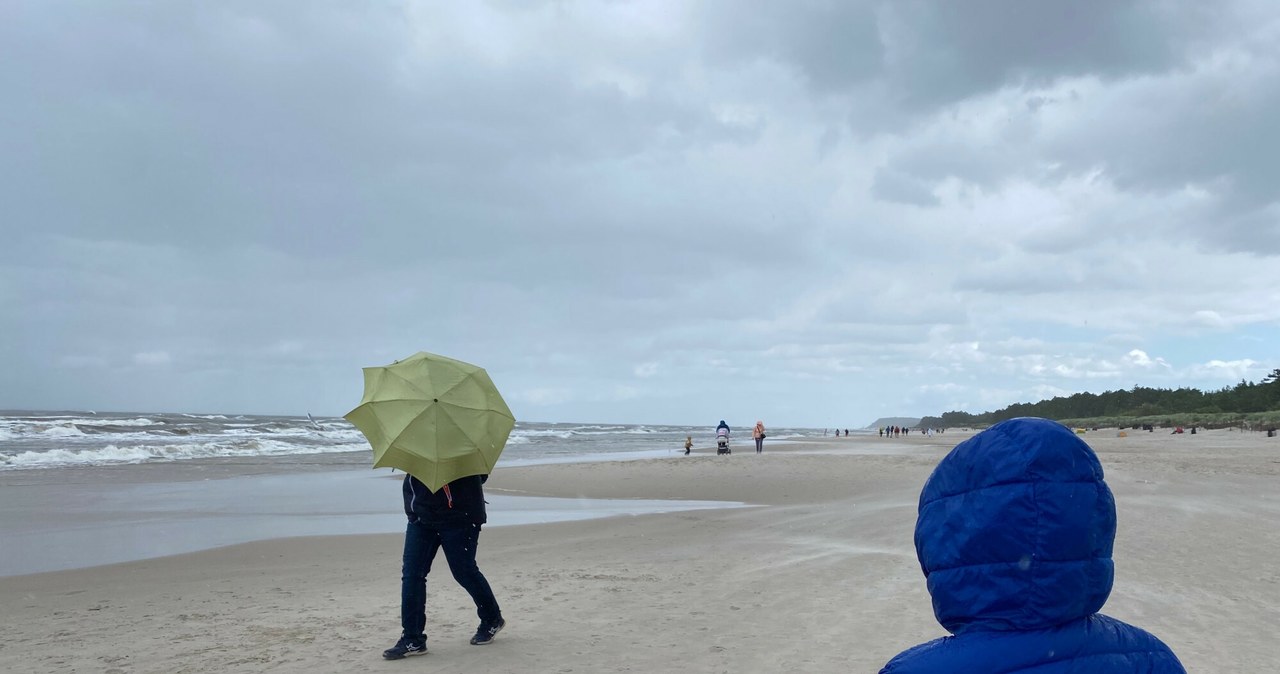 W tym roku niesprzyjająca, deszczowa pogoda może pokrzyżować plany osób wypoczywających nad Bałtykiem. Tutaj ubiegłoroczna wiatr i ulewa na plaży w Karwi /Anna Golaszewska /East News