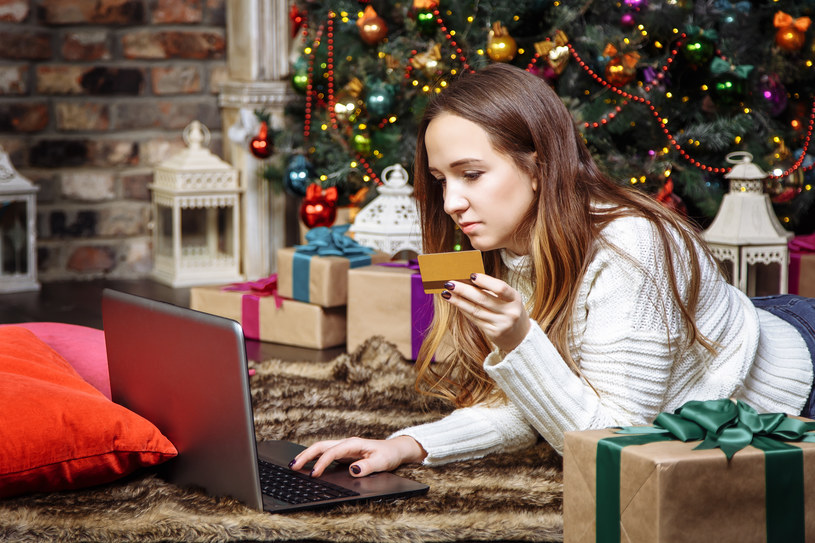 W tym roku Polacy postawią na online i promocje. Prezenty na Boże Narodzenie będą głównie z internetu /&copy;123RF/PICSEL