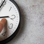 W tym roku wcześniej niż w poprzednich latach! Kiedy i jak przestawiamy zegarki?