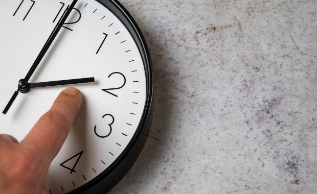 W tym roku wcześniej niż w poprzednich latach! Kiedy i jak przestawiamy zegarki?