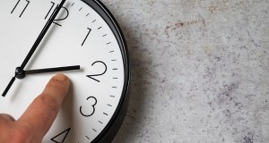 W tym roku wcześniej niż w poprzednich latach! Kiedy i jak przestawiamy zegarki?