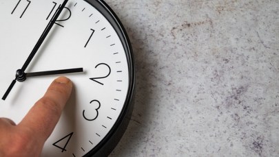 W tym roku wcześniej niż w poprzednich latach! Kiedy i jak przestawiamy zegarki?