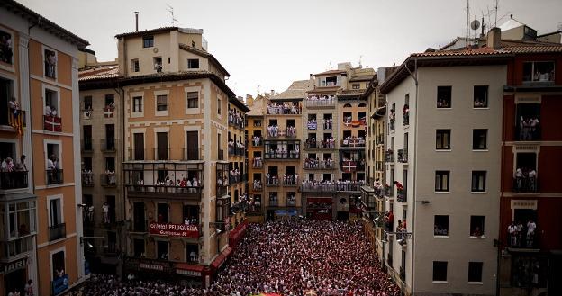 W tym roku z powodu kryzysu budżet fiesty zredukowano o 8 procent. Nz.: tłum z flagą Kraju Basków /AFP