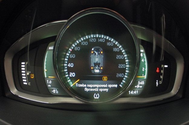 W tym samochodzie system monitorowania ciśnienia w ogumieniu sygnalizuje problem w każdym kole /INTERIA.PL