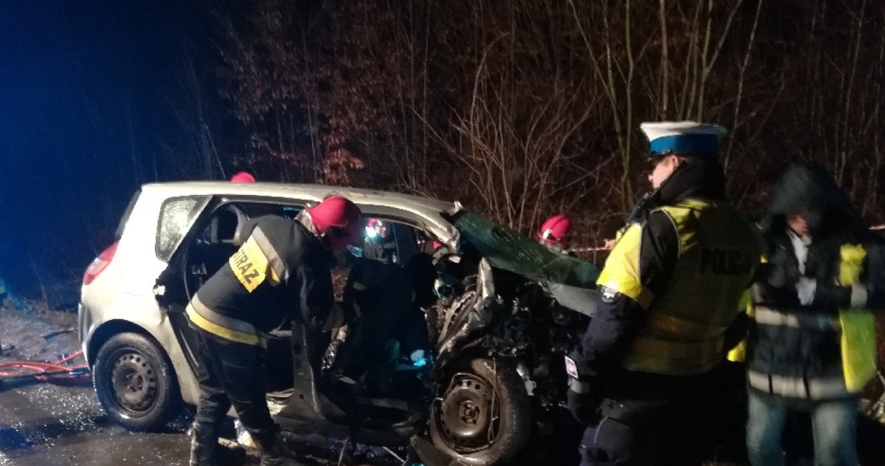 W tym samochodzie zginęły dwa małżeństwa wracające z pogrzebu /Policja