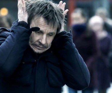 W tym samym czasie stał się kilkudniową sensacją polskiego internetu, kiedy nagranie z dziwnie zachowującym się aktorem stało się pożywką dla plotkarskich portali. Okazało się, że był to nietypowy projekt reklamy społecznej dotyczący autyzmu, w który Topa zaangażował się we współpracy z Fundacją SYNAPSIS.

- To przewrotny element tej kampanii. Obserwując to, co się dzieje we współczesnych mediach - nie chcę wszystkiego w czambuł potępiać, ale rzeczywiście - często dotykamy spraw mało istotnych, które się po prostu dobrze sprzedają, kompletnie pomijając sfery życia, które są dla nas najważniejsze - Topa mówił Interii, dodając: - Ważne, że pierwszy moment zwrócenia uwagi społecznej na problem autyzmu został osiągnięty.

 

 