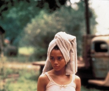 W tym samym roku Bonet obejrzeliśmy w roli Epiphany Proudfoot w kontrowersyjnym filmie Alana Parkera "Harry Angel", w którym na ekranie partnerował jej Mickey Rourke. Erotyczna scena między nimi musiała zostać ocenzurowana, by obraz nie otrzymał najwyższej kategorii wiekowej.