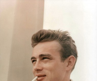 W tym samym roku do kin wszedł "Buntownik bez powodu", w którym aktor wcielił się w postać głównego bohatera, Jima Starka. Rola wykreowała jego wizerunek, który zachował się do dziś - szalonego młodzieńca, idealisty, którego bunt z góry skazany jest na niepowodzenie.