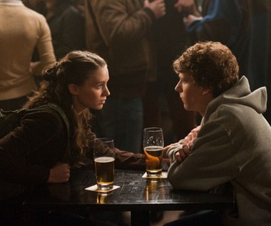 W tym samym roku wystąpiła w wybitnym "The Social Network" Davida Finchera, w którym zagrała niewielki, acz istotny epizod. 

 