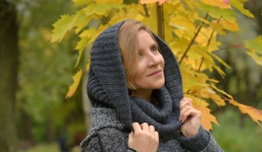 W tym sezonie będziemy je nosić zamiast czapek. Znajdziesz w wielu sieciówkach