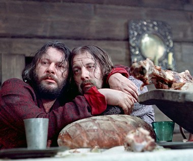 W tym świetle jedna z serialowych kwestii Kwiczoła nabiera szczególnego znaczenia: "Pan Bóg dał ludziom okowitę na radość. Zapytajcie plebana, przecie on sam pije" - tłumaczył zawiany Waluś oburzonym góralkom.

("To i Owo")