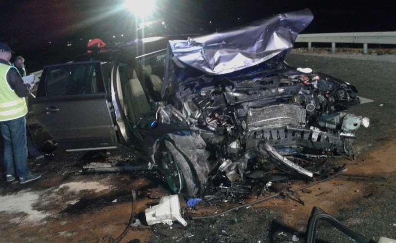 W tym Volvo zginęło troje dzieci. Jadący z przodu rodzice zostali ranni /Policja