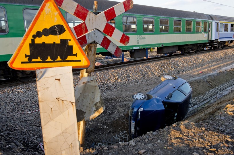 W tym wypadku kierowca został jedynie ranny - pociąg nie zmiażdżył jego auta, ale zepchnął z nasypu kolejowego /Piotr Tracz /Reporter