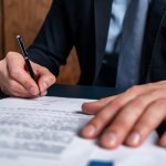 W tym wypadku notariusz nie zgodzi się poświadczyć testamentu. Warto o tym wiedzieć
