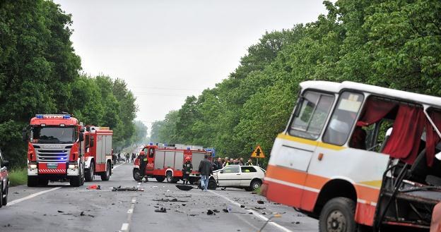 W tym wypadku spowodowanym przez pijanego kierowcę Golfa zginęły 2 osoby /PAP