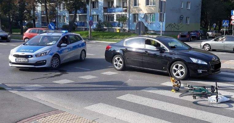 W tym zdarzeniu winę za kolizję ponosi kierująca peugeotem, ale do szpitala trafiła rowerzystka /Policja