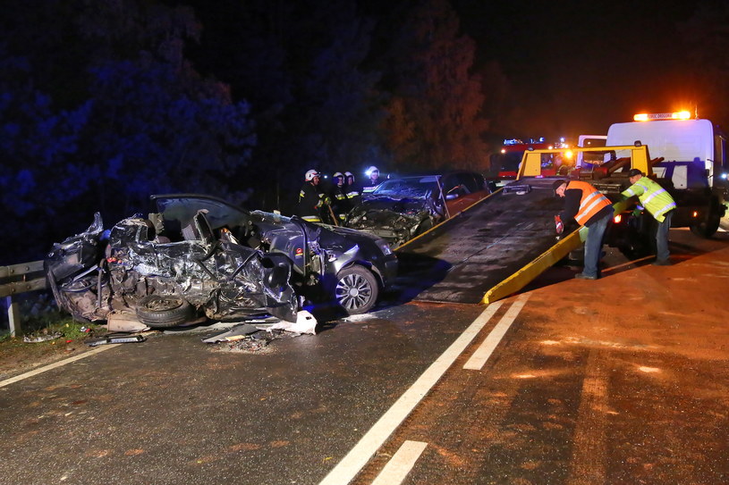 W tym zderzeniu dwóch samochodów zginęły trzy osoby, dwie zostały ranne /Tomasz Wojtasik /PAP