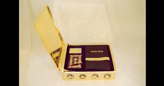 W tym złotym pudełku znajduje się Pismo Święte.  Zdjęcie z home-designing.com /materiały prasowe
