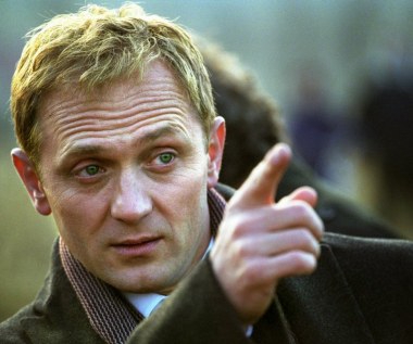 W tytułową postać wcielił się Andrzej Chyra. Rola w "Komorniku" przyniosła mu nagrodę dla najlepszego aktora na Festiwalu Filmowym w Gdyni.

"Myślę, że jest to jeden z nielicznych aktorów, który posiada bardzo zróżnicowane środki wyrazu. Chciałbym, żeby bohater czyniąc zło , nie wywoływał u widza totalnej niechęci; Andrzej Chyra bardzo dobrze odpowiada moim oczekiwaniom i jak sądzę, wywiązał się z powierzonego mu zadania bez zarzutu" - chwalił aktora Feliks Falk.