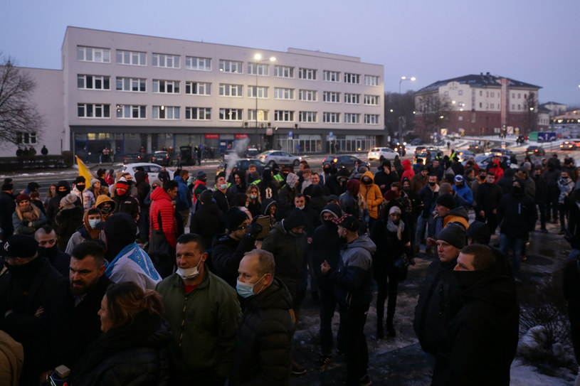 W ubiegły weekend odbyła się pikieta pod komendą miejską policji w związku z zamknięciem klubu muzycznego Face2Face /Dominik Gajda /Reporter