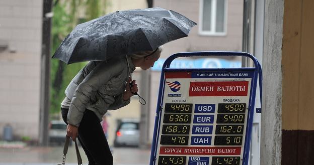 W ubiegłym roku białoruski rubel niemal 3-krotnie stracił na wartości /AFP