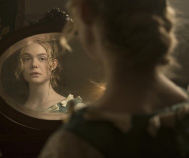 W ubiegłym roku Fanning mogliśmy oglądać w kolejnym filmie Sofii Coppoli "Na pokuszenie", będącej adaptacją powieści Thomasa Cullinana. Rozgrywający się w czasach Wojny Secesyjnej obraz opowiadał o wychowankach szkoły dla dziewcząt, które opiekują się rannym żołnierzem wroga.

Aktorka pojawiła się również w muzycznej komedii "Jak rozmawiać z dziewczynami na prywatkach" - obraz rozczarował jednak krytyków, którzy określili go mianem "dwugodzinnego teledysku". Fanning oglądaliśmy też w tytułowej roli w biograficznym filmie "Mary Shelley", opowiadającym historię autorki "Frankensteina".