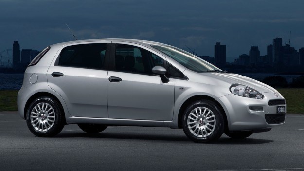W ubiegłym roku Fiat sprzedał w Europie jedynie 103,8 tys. egzemplarzy Punto, o 22 proc. mniej niż w 2012. Model przegrywa ze znacznie nowszą konkurencją z Niemiec i Francji. Lider segmentu B, Ford Fiesta, znalazł w tym czasie na Starym Kontynencie blisko 293 tys. nabywców. /Fiat