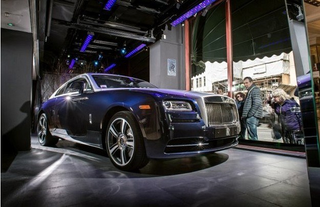 W ubiegłym roku Rolls-Royce wprowadził do swojej oferty coupe o nazwie Wraith (fot. powyżej). Od niedawna auta tej marki można kupić oficjalnie także w Polsce, w stołecznym salonie Auto Fus. /Rolls-Royce