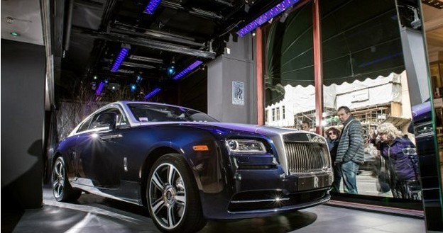 W ubiegłym roku Rolls-Royce wprowadził do swojej oferty coupe o nazwie Wraith (fot. powyżej). Od niedawna auta tej marki można kupić oficjalnie także w Polsce, w stołecznym salonie Auto Fus. /Rolls-Royce