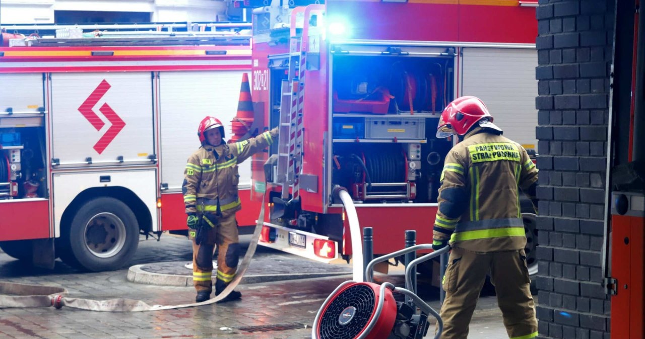 W ubiegłym roku strażacy interweniowali w przeszło 7 tys. pożarów samochodów. 21 z nich dotyczyło samochodów elektrycznych /Jaroslaw Jakubczak/Polska Press/East News /East News