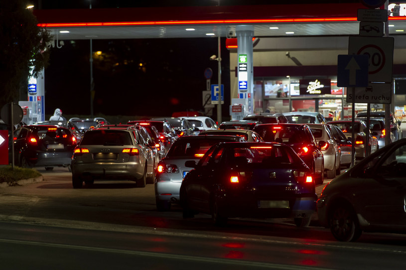 W ubiegłym tygodniu na stacjach paliw były kolejki - wielu kierowców kupowało paliwo "na zapas" /Stanisław Bielski /Reporter