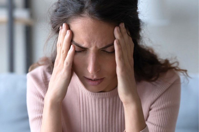 W udarze mózgu może pojawić się silny, rozpierający ból głowy, osłabienie jednej strony ciała i zaburzenia mowy /123RF/PICSEL