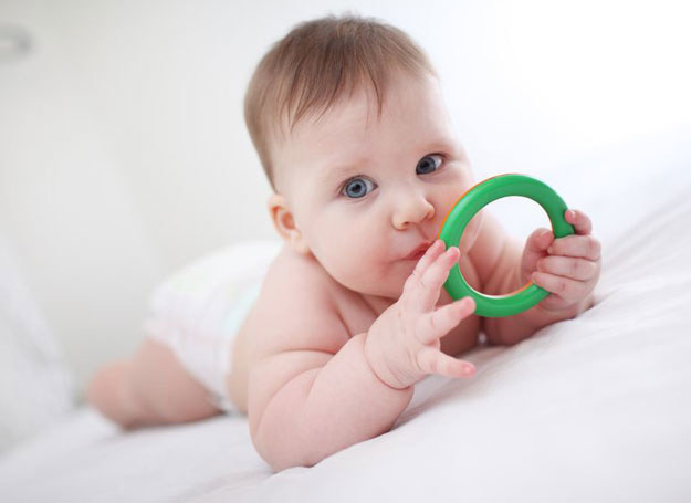 W ukojeniu nerwów ząbkującego szkraba pomoże herbatka ziołowa dla niemowląt /123RF/PICSEL